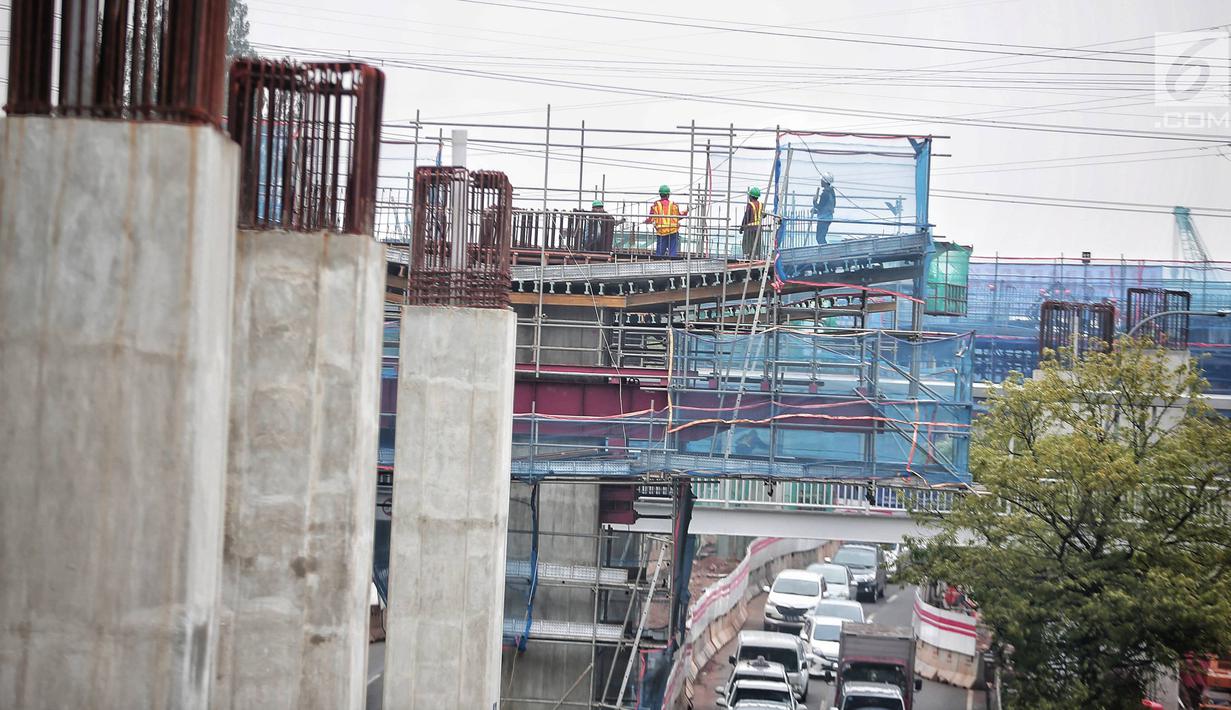 Aktivitas pekerja pembangunan proyek Light Rail Transit (LRT) Jabodebek fase I di kawasan Cawang, Jakarta, Senin (14/1). Stasiun tersebut bakal jadi titik transit dari Bekasi Timur ke Cibubur atau Bekasi Timur-Dukuh Atas. (Liputan6.com/Faizal Fanani)