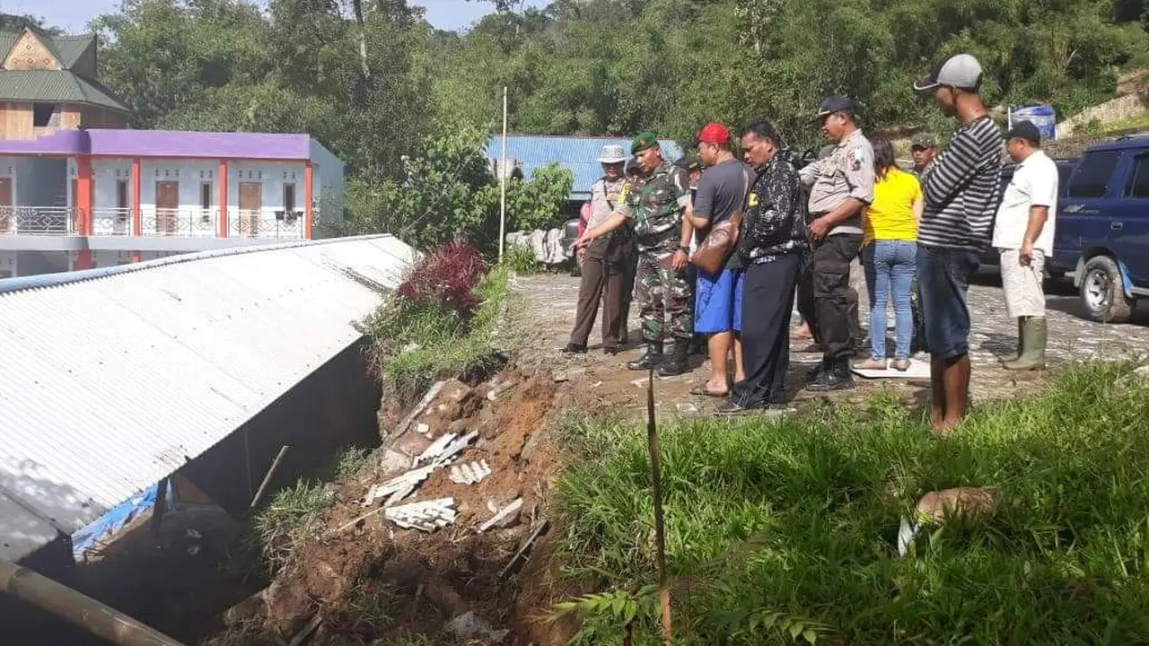 Lokasi pemandian air panas diterjang longsor