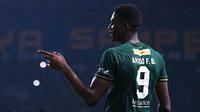 Striker Persebaya Surabaya, Amido Balde, merayakan gol yang dicetaknya ke gawang Persib Bandung pada laga Liga 1 di Stadion Gelora Bung Tomo, Surabaya, Jumat (5/7). Persebaya menang 4-0 atas Persib. (Bola.com/Aditya Wani)