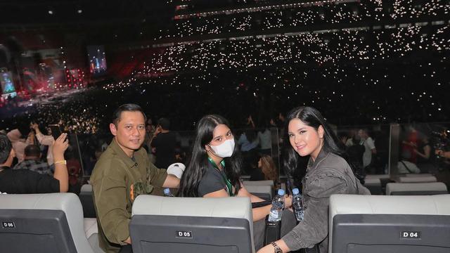 6 Potret Artis dan Pejabat Ikut Nonton Konser Dewa 19 di JIS, Ajang Nostalgia