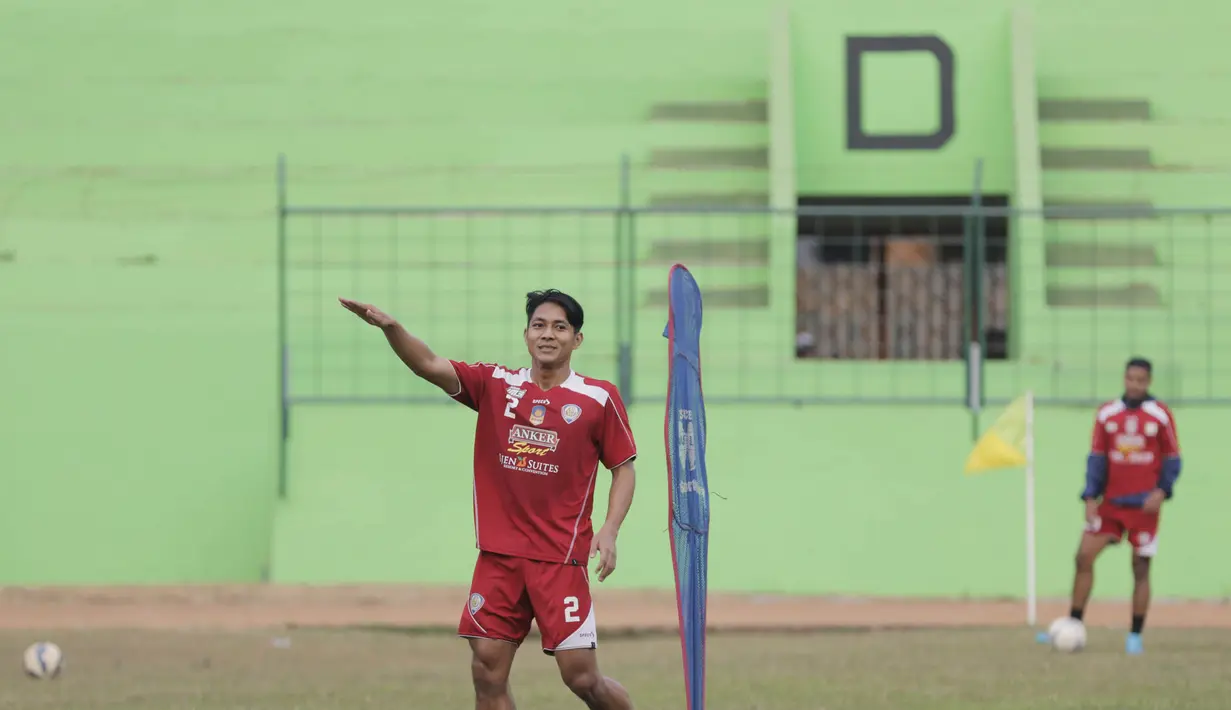 Pemain Arema Cronus, Purwaka Yudhi berlatihan jelang leg kedua semi final Piala Presiden melawan Sriwijaya F.C di Stadion Gajayana, Malang, Rabu (7/10/2015). (Bola.com/Vitalis Yogi Trisna)