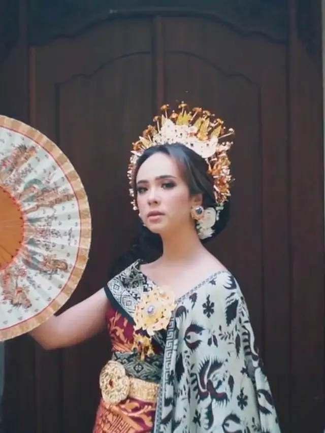 Pesona Pamela Bowie Dalam Balutan Baju Adat Bali, Tampil Menawan. (Sumber: Instagram/gerobakphotography)