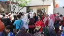 Warga antre untuk mendaftarkan diri menjadi pemilik rumah DP 0 Rupiah di Pesona Rorotan, Cilincing, Jakarta Utara, Jumat (2/3). (Liputan6.com/Arya Manggala)