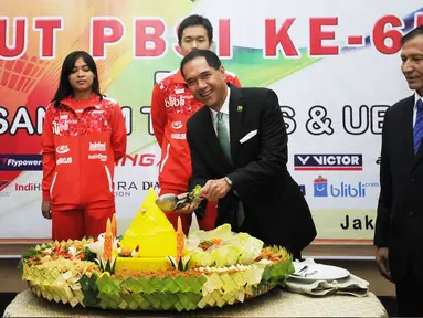 Ketua Umum PBSI Gita Wirjawan (kedua kanan) memotong tumpeng saat perayaan HUT Persatuan Bulutangkis Seluruh Indonesia ke-65 di Jakarta, Senin (9/5/2016). HUT PBSI diikuti dengan pelepasan tim Thomas dan Uber Indonesia. (Liputan6.com/Helmi Fithriansyah)