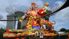 Pekerja memberikan sentuhan akhir pada patung lentera Dewa Keberuntungan untuk perayaan Tahun Baru Imlek mendatang di Gardens by the Bay Supertree Grove, Singapura, 18 Januari 2022. (Roslan RAHMAN/AFP)