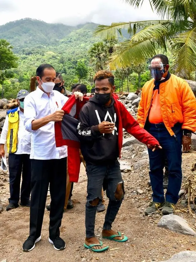 6 Potret Presiden Jokowi Tinjau Langsung NTT, Hibur Anak-anak di Pengungsian