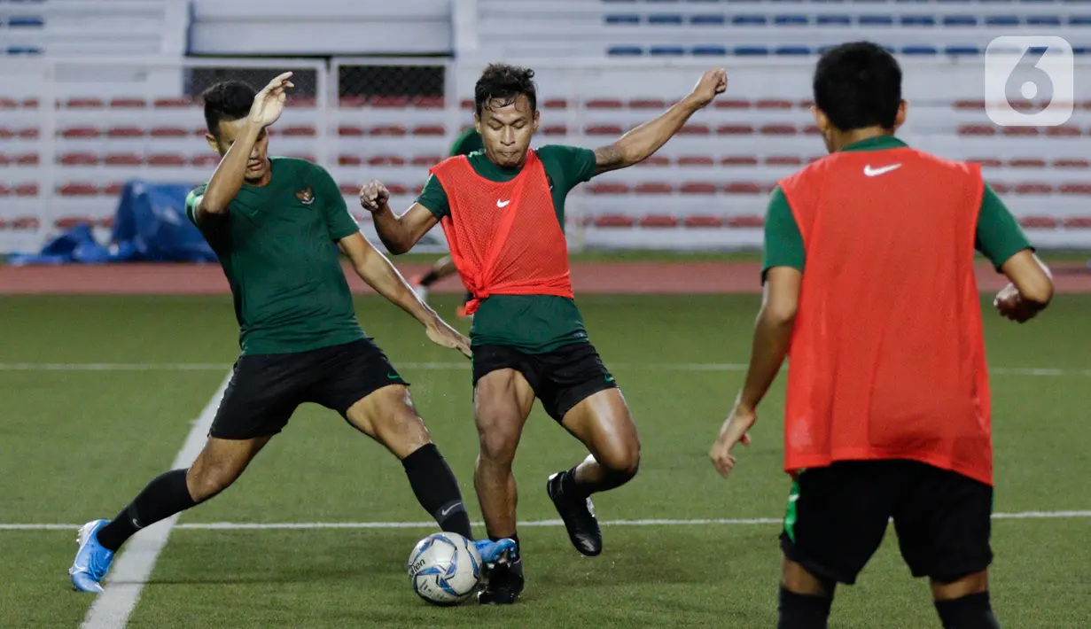 Pemain Timnas Indonesia U-22, Osvaldo Haay, berebut bola dengan Muhammad Rafli saat latihan di Stadion Rizal Memorial, Manila, Jumat (22/11). Latihan ini persiapan jelang laga SEA Games 2019. (Bola.com/M Iqbal Ichsan)