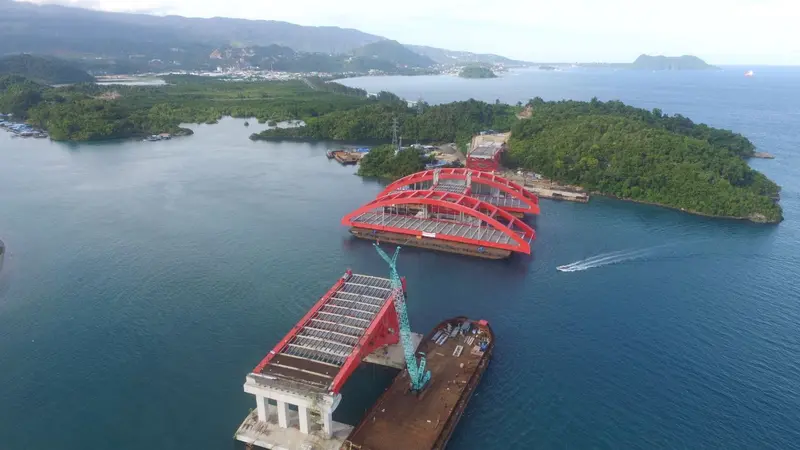 Bentang tengah kedua Jembatan Holtekamp tiba di Jayapura pada Selasa, 2 Januari 2018. (Dok Kementerian PUPR)