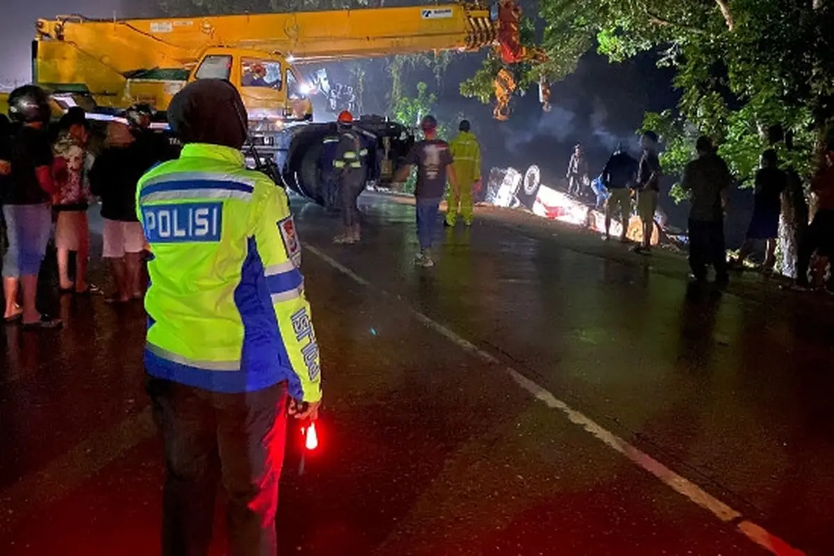 Personel Satuan Lalu Lintas Polres Pelalawan mengamankan lokasi kecelakaan bus pengangkut PT Riau Andalan Pulp & Paper.