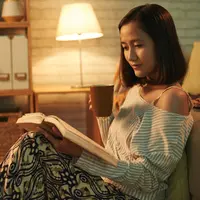 Membaca buku./Copyright shutterstock.com/g/Dragon+Images