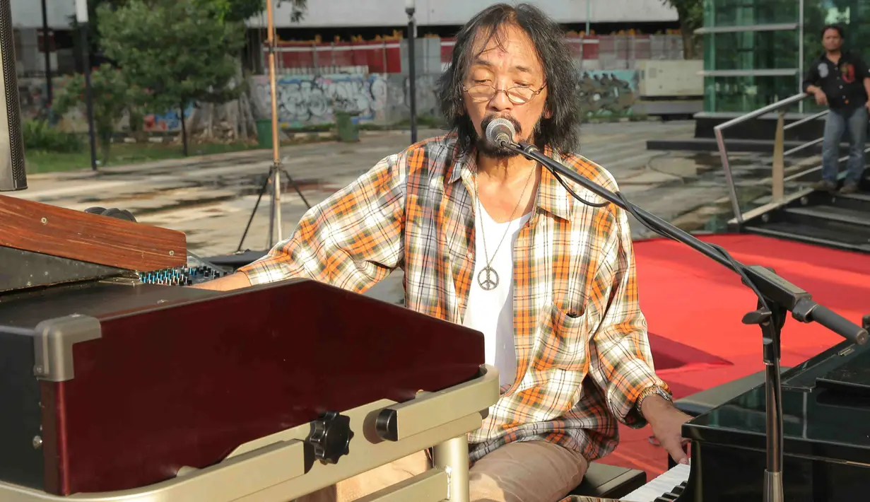 Musisi gaek Jockie Surjoprajogo disela-sela latihan jelang pentas, ditemui di Taman Ismail Marzuki (TIM), Selasa (9/8/2016) mengaku mulai kehilangan arah setelah sahabatnya, WS Rendra meninggal dunia. (Andy Masela/Bintang.com)