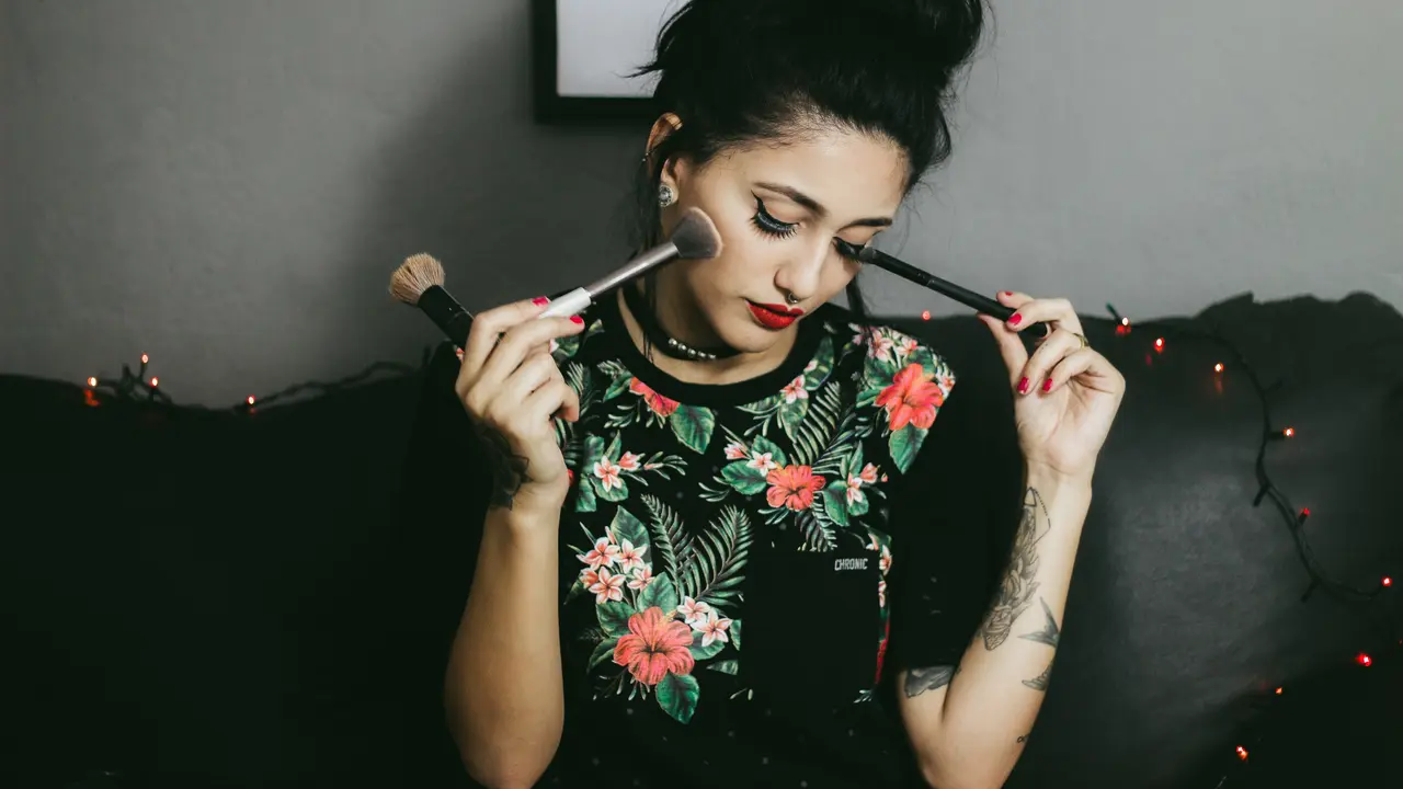 [Fimela] Tutupi kerutan wajah dengan makeup