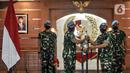 Marsekal Pertama (Marsma) TNI Wahyu Hidayat Sudjatmiko menerima tongkat komando dari Mayjen Tri Budi Utomo saat serah terima jabatan Komandan Pasukan Pengamanan Presiden (Danpaspampres) di Mako Paspampres, Jakarta Pusat, Senin (18/7/2022). Marsma TNI Wahyu Hidayat Sudjatmiko resmi menjabat sebagai Danpaspampres menggantikan Mayjen Tri Budi Utomo. (merdeka.com/Iqbal S. Nugroho)