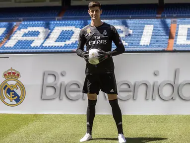 Kiper baru Real Madrid, Thibaut Courtois, saat diperkenalkan di Stadion Santiago Bernabeu, Madrid, Kamis (9/8/2018). Pemain berusia 26 tahun pindah setelah empat musim terakhir jadi kiper utama Chelsea. (AP/Andrea Comas)