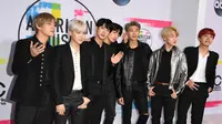 Boyband Korea Selatan, Bangtan Boys alias BTS berpose di karpet merah ajang American Music Awards 2017 di Los Angeles, Minggu (19/11). Kehadiran mereka pun cukup menarik perhatian dan menghebohkan para ARMY (sebutan fans BTS). (Mark Ralston/AFP)