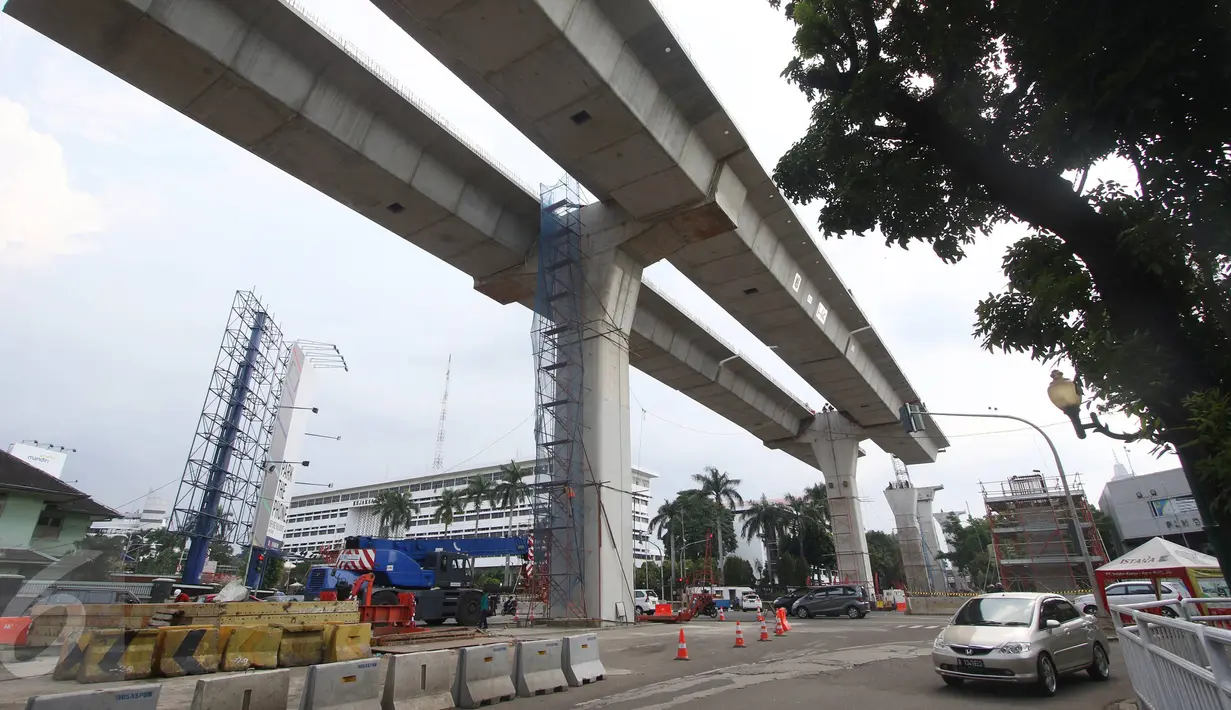 Suasana pembangunan proyek Jalan Layang Non-Tol (JLNT) Busway Tendean-Ciledug di Kebayoran Baru, Jakarta, Minggu (13/3/2016). Proyek JLNT tersebut sudah mencapai 60 persen dan ditargetkan selesai 2016 ini. (Liputan6.com/Immanuel Antonius)