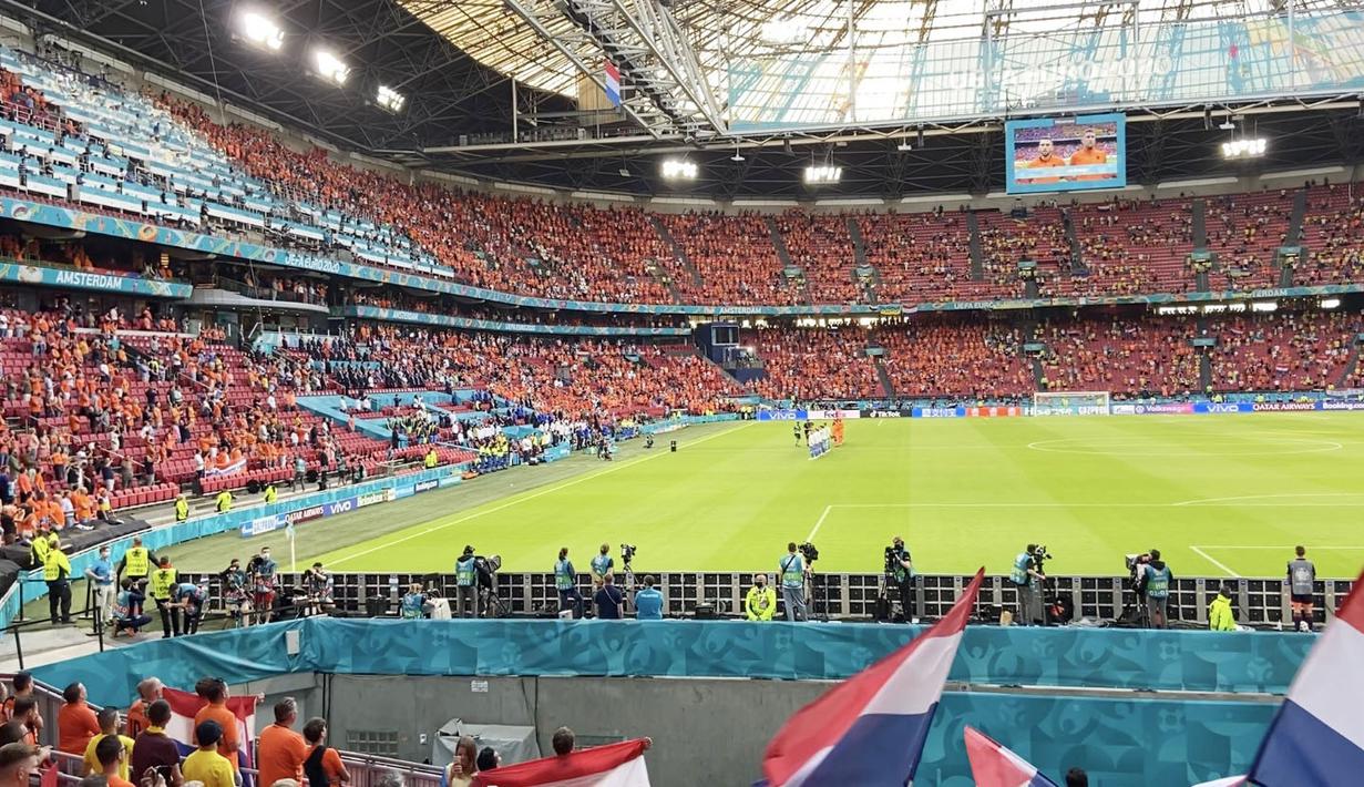 Suasana di dalam Arena Amsterdam ketika lagu nasional dinyanyikan jelang laga Belanda vs Ukraina. (Foto: Bola.com/Tito Sianipar)