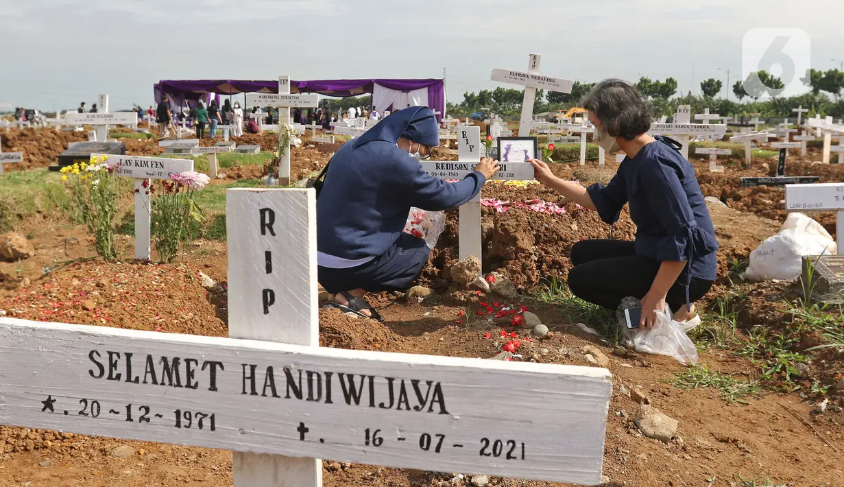 Umat katolik dan Biarawati mengikuti misa perayaan ekaristi peringatan arwah bagi korban Covid-19 di area TPU Rorotan, Jakarta Utara, Selasa (30/11/2021). Misa yang dipimpin oleh Uskup Ignatius Kardinal Suharyo tersebut dilakukan untuk mendoakan arwah korban Covid-19. (Liputan6.com/Herman Zakharia)