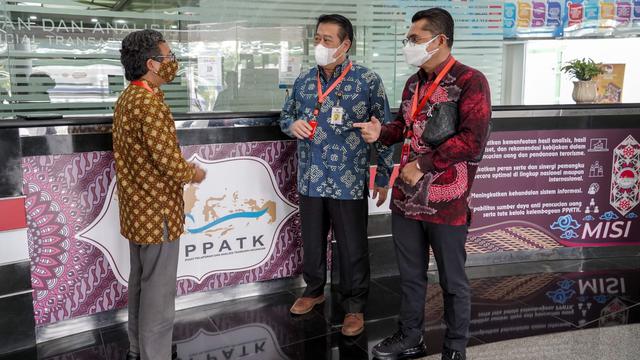 Ketua Satuan Tugas (Satgas) Penanganan Koperasi Bermasalah Agus Santoso menyerahkan data pendukung kepada Pusat Pelaporan dan Analisis Transaksi Keuangan (PPATK)