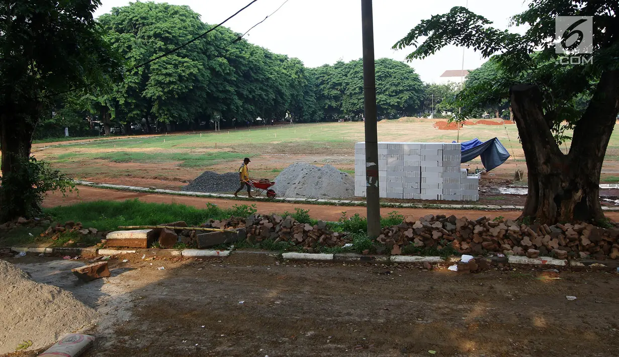 Pekerja menyelesaikan pengerjaan proyek revitalisasi Lapangan Banteng di Jakarta Pusat, Rabu (1/11). Proyek yang digarap sejak awal September kemarin masih berlangsung hingga saat ini. (Liputan6.com/Immanuel Antonius)