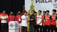 Penyerahan trofi Piala Presiden Bulu Tangkis 2022 oleh Prabowo Subianto (Ist)