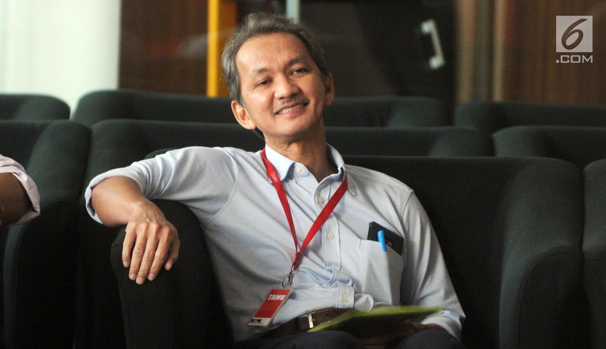 Kepala Badan Peningkatan Penyelenggaraan Sistem Penyediaan Air Minum (BPPSPAM) Bambang Sudiatmo tersenyum saat menunggu panggilan akan menjalani pemeriksaan oleh penyidik di Gedung KPK, Jakarta, Senin (25/2). (Merdeka.com/Dwi Narwoko)