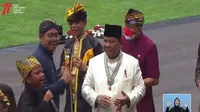 Menteri Pertahanan Prabowo Subianto ikut berjoget saat penyanyi cilik Farel Prayoga menyanyikan lagu 'Ojo Dibandingke' pada HUT ke-77 RI di halaman Istana Merdeka Jakarta, Rabu (17/8/2022) (Youtube Sekretariat Presiden)