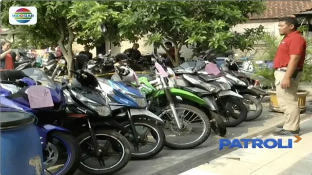 Penggerebekan komplotan pelaku pencuri sepeda motor yang dilakukan pihak kepolisian di Cikupa, Tangerang, diwarnai baku tembak dan mengundang keramaian warga yang menyaksikan.