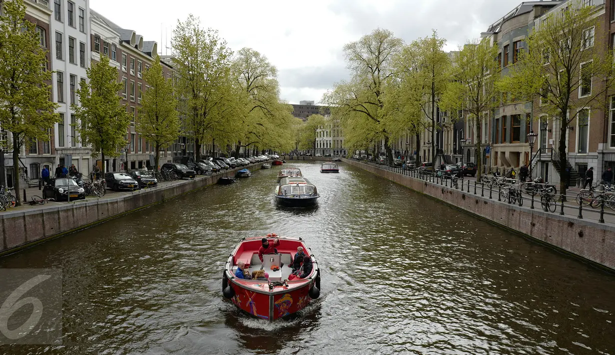 Suasana kanal di Amsterdam, Belanda (April 2017). Meskipun pada abad ke-19 kotor dan dipenuhi limbah, kini kanal-kanal di Belanda yang memiliki panjang lebih dari seratus kilometer menjadi objek wisata terkenal di dunia. (Liputan6.com/Immanuel Antonius)