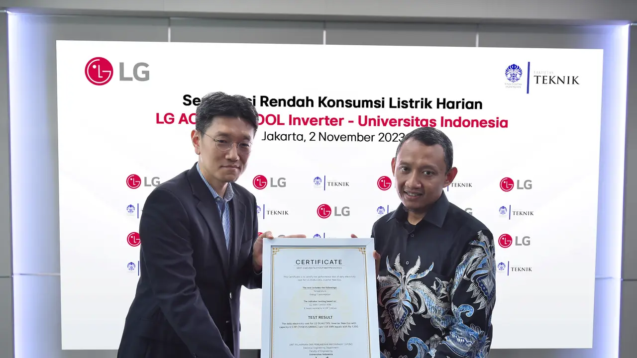 Mike Kim, Product Director of Air Solution at LG Electronics Indonesia bersama Dr.-Ing. Budi Sudiarto, S.T., M.T., Kepala UP2M DTE FTUI. Credit: LG Electronics Indonesia
