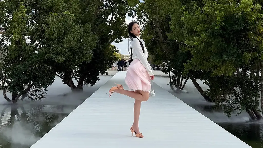 Jisoo BLACKPINK di Dior Show Paris Fashion Week (credit: instagram.com/sooyaaa__)