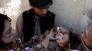 Petugas memberikan imunisasi polio di sepanjang jalan di Quetta, Pakistan, Senin (2/1). (REUTERS/Naseer Ahmed)