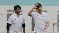 Manajer pelatih Timnas Indonesia, Shin Tae-yong, didampingi Indra Sjafri, saat sesi latihan di Stadion Wibawa Mukti, Cikarang, Senin (13/1/2020). Sebanyak 51 pemain mengikuti seleksi untuk memperkuat skuat utama Timnas Indonesia U-19. (Bola.com/M Iqbal Ic