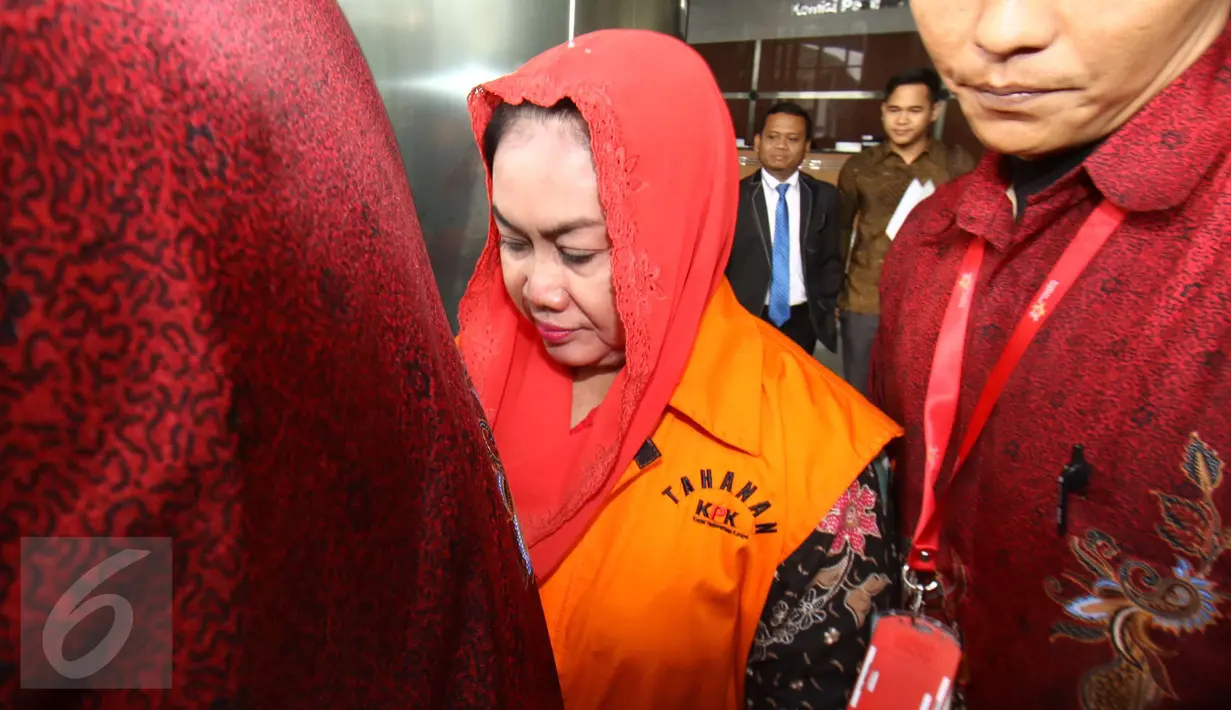 Sri Hatini diduga menerima suap untuk promosi, mutasi dan penempatan pejabat dalam pengisian perangkat Daerah di Kabupaten Klaten, Jakarta, Jumat (24/2). (Liputan6.com/Helmi Afandi)
