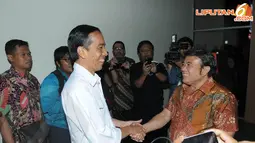 Jokowi pun menyempatkan diri untuk berbincang dan sedikit bercanda dengan artis yang akrab disapa Bang Haji tersebut (Liputan6.com/Herman Zakharia) 