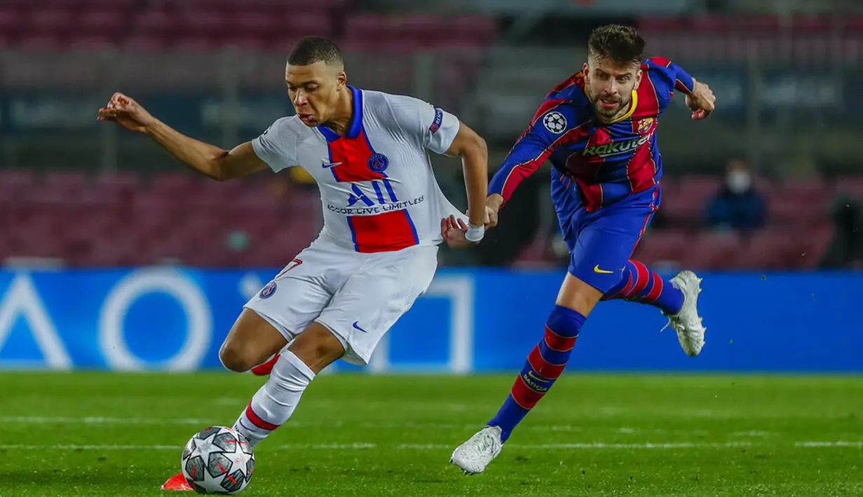 Pemain Barcelona Gerard Pique (kanan) mencoba menghentikan pemain Paris Saint-Germain Kylian Mbappe pada leg pertama babak 16 besar Liga Champions di Camp Nou, Barcelona, Spanyol, Selasa (16/2/2021). PSG menang 4-1. (AP Photo/Joan Monfort)
