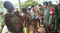 Komandan satuan tugas medis angkatan darat Indonesia Asep Setia Gunawan (kanan) mengunjungi sebuah klinik lokal di desa Ayam, distrik Asmat, di provinsi Papua Barat (26/1). (AFP/Bay Ismoyo)