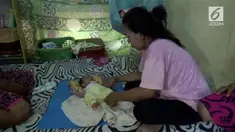 Seorang bayi berkelamin ganda lahir di Sulawesi Barat. Orang tua sang bayi tidak memiliki biaya untuk melakukan tindakan lebih lanjut.