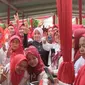 Istri capres nomor urut 3 Ganjar Pranowo, Siti Atikoh Supriyanti melakukan safari politik di Palembang, Sumatera Selatan. Atikoh Ganjar bertemu ibu-ibu penggerak Posyandu. (Liputan6.com/Winda Nelfira)