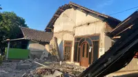 Gempa Magnitudo 5,7 yang mengguncang wilayah Kabupaten Banyuwangi, berdampak juga hingga kabupaten Situbondo. Di mana puluhan rumah rusak. (Foto: Istimewa).