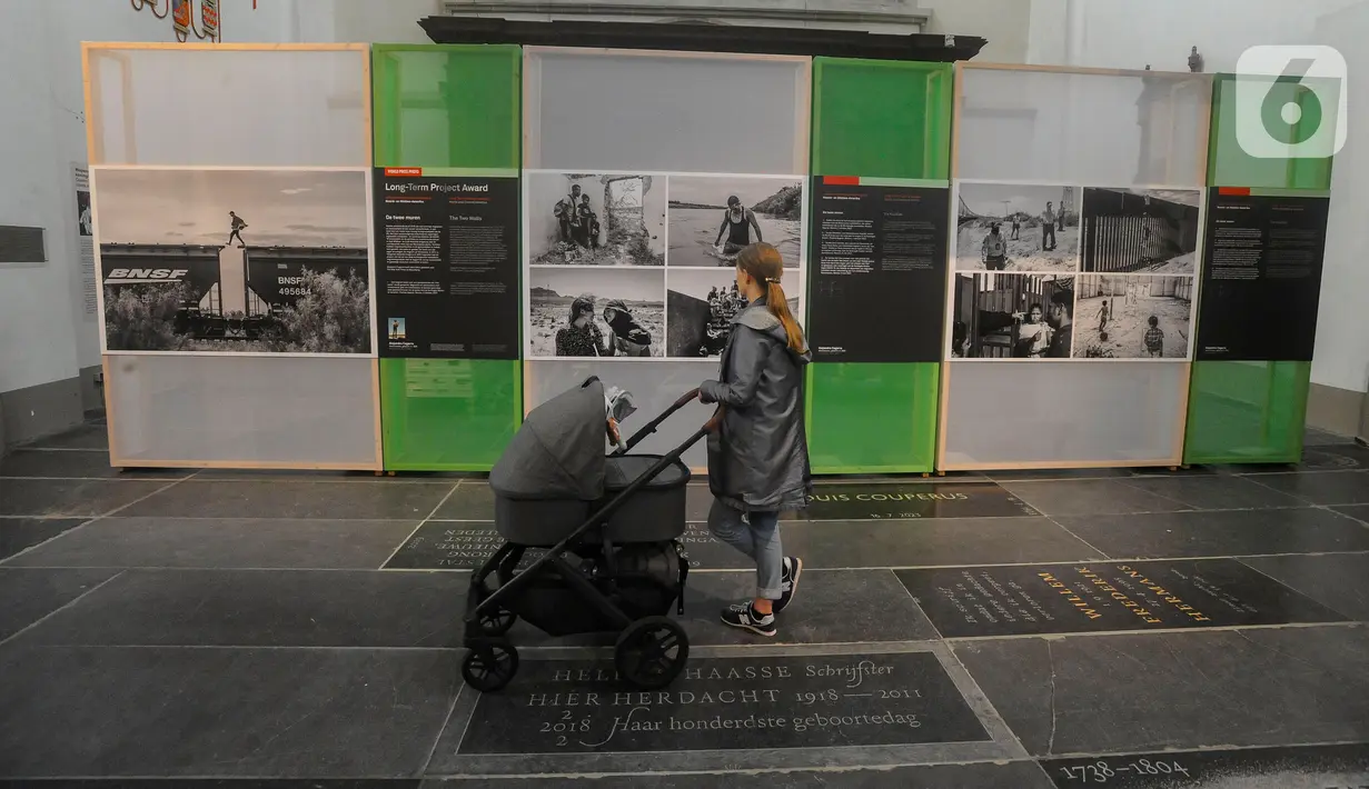 Pengunjung mengamati karya foto pemenang World Press Photo (WPP) 2024 di De Nieuwe Kerk Amsterdam, Belanda, Rabu (22/5/2024). (merdeka.com/Arie Basuki)