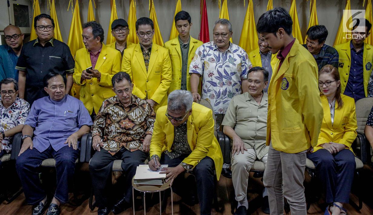Ketua Umum ILUNI UI Arief Budhy Hardono bersama Rektor UI Muhammad Anis menandatangani pernyataan sikap bersama ILUNI UI dan Mahasiswa UI di Sekretariat ILUNI UI Kampus UI Salemba, Jakarta, Rabu (24/4). (Liputan6.com/Faizal Fanani)