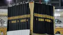 Kiswah baru, atau kain hitam dipasangkan di situs paling suci Islam, Ka'bah di Mekah (29/7/2020). Kain ini biasanya diganti setiap tahun pada tanggal 9 Dzulhijjah, hari ketika jamaah haji berjalan ke Bukit Arafah pada musim Haji. (Saudi Media Ministry via AP)