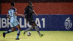 Persib Bandung tancap gas dan tidak menunggu waktu lama untuk mencetak gol. Maung Bandung unggul terlebih dulu lewat striker Geoffrey Castillion. (Bola.com/Bagaskara Lazuardi)