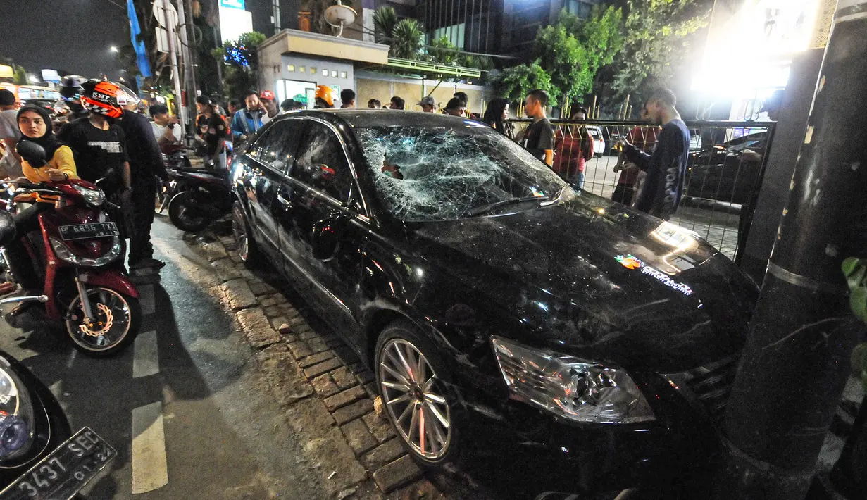 Sebuah mobil sedan Toyota Camry warna hitam berplat nomor B 1185 TOD rusak akibat diamuk warga di kawasan Saharjo, Jakarta, Kamis (18/4). Warga mengamuk karena diduga pengemudi menabrak belasan pengendara sepeda motor dan mobil dari Jalan Tendean hingga Jalan Saharjo. (Liputan6.com/Herman Zakharia)