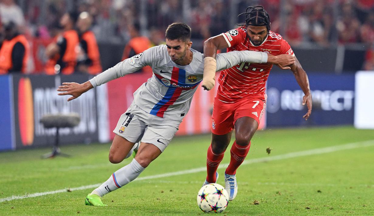 Ferran Torres direkrut Barcelona dari Manchester City pada 2022. Ia diboyong dengan mahar 48 juta pounds dan terikat kontrak hingga 5 tahun. Sayangnya, Torres kesulitan bersinar di Blaugrana karena kalah bersaing dengan Raphinha maupun Robert Lewandowski. Arsenal kabarnya berminat untuk memakai jasa Torres. The Gunners bisa memboyong sang winger ke Emirates Stadium pada Januari 2023. (AFP/Kerstin Joensson)