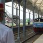 Nampak beberapa petugas tengah bersiap menyambut kedatangan gerbong kereta api, dalam salahs atu uji coba di Stasiun Garut, Jawa Bara beberapa waktu lalu. (Liputan6.com/Jayadi Supriadin)