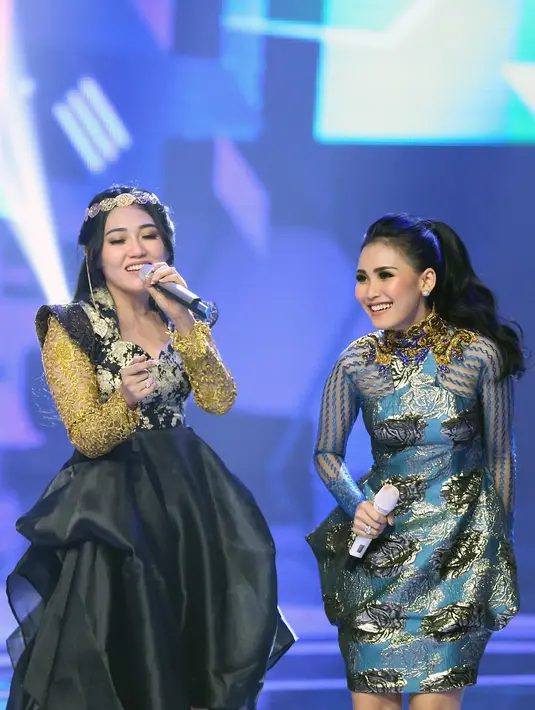 Perempuan 27 tahun yang mengawali kariernya dari usia 15 tahun itu  memborong tiga piala dalam ajang tersebut. Yaitu Penyanyi Dangdut Tersosmed, Fanbase Dangdut Tersosmed, dan Penghargaan Pedangdut Paling Joss. (Bambang E Ros/Bintang.com)