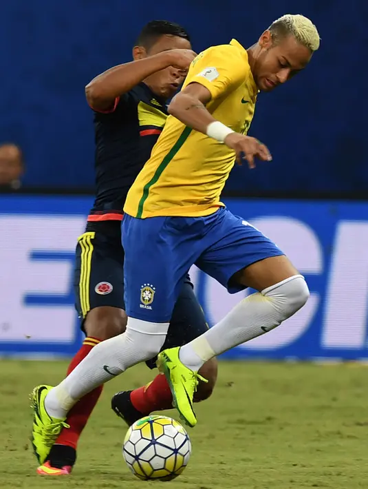 Penyerang Brasil, Neymar berusaha membawa bola dari kawalan penyerang Kolombia, Luis Fernando Muriel di kualifikasi Piala Dunia 2018 zona CONMEBOL di Arena da Amazonia, Manaus, (7/9). Brasil 2-1 atas Kolombia. (AFP PHOTO/Vanderlei Almeida)