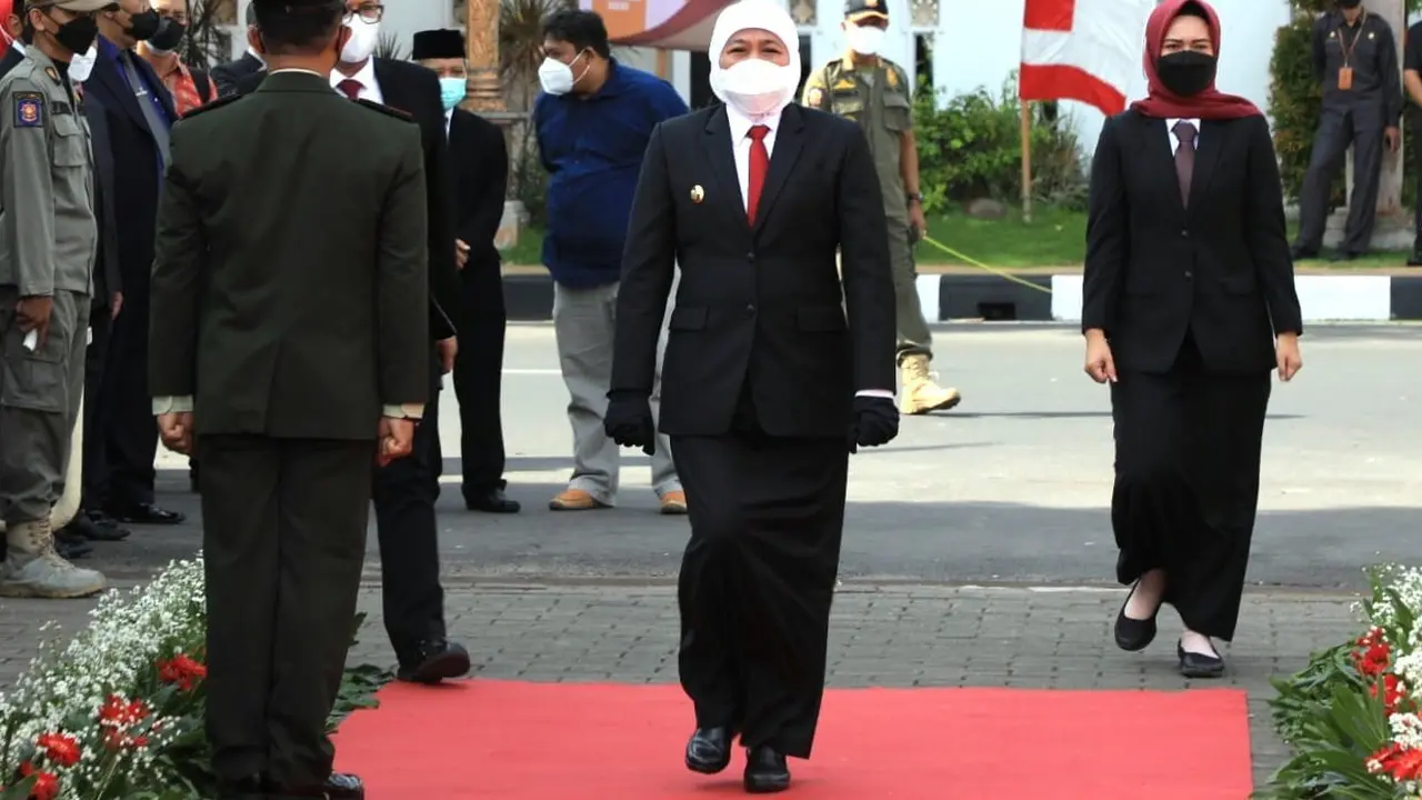 Khofifah menjadi inspektur upacara Hari Sumpah Pemuda di Alun-Alun  Tuban. (Dian Kurniawan/Liputan6.com)